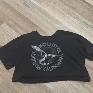 Cropped Hollister T-shirt